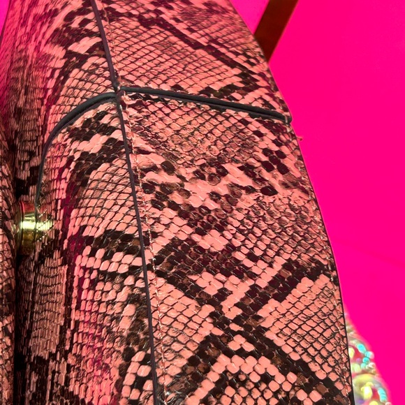 London Fog Pink & Black Snake Print Shoulder Bag w/Wristlet Approx. 11x 7 x 2.5 - Picture 9 of 16